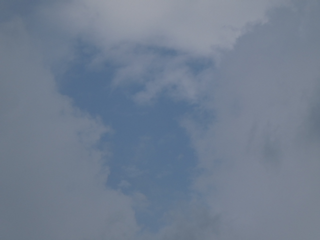 開いた青空の穴