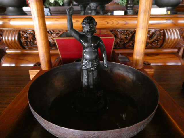 4月8日はお釈迦様の誕生日花祭りです。